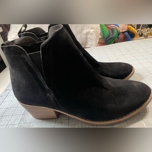 Universal Thread Women’s faux Suede Slip On Heeled Ankle Boots Shoes Size 7.5